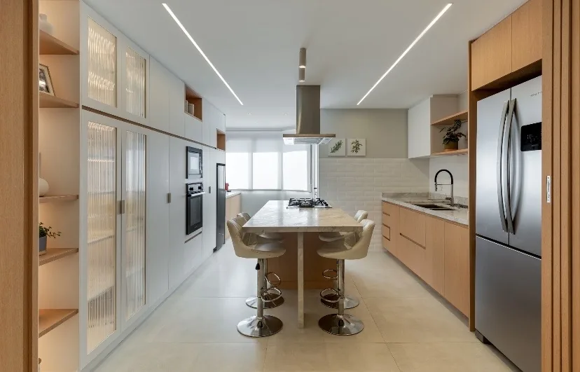 Cozinha corredor com cristaleira vidro canelado e ilha em mármore